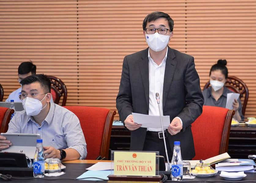 Thứ trưởng Bộ Y tế Trần Văn Thuấn báo cáo tại phiên họp
