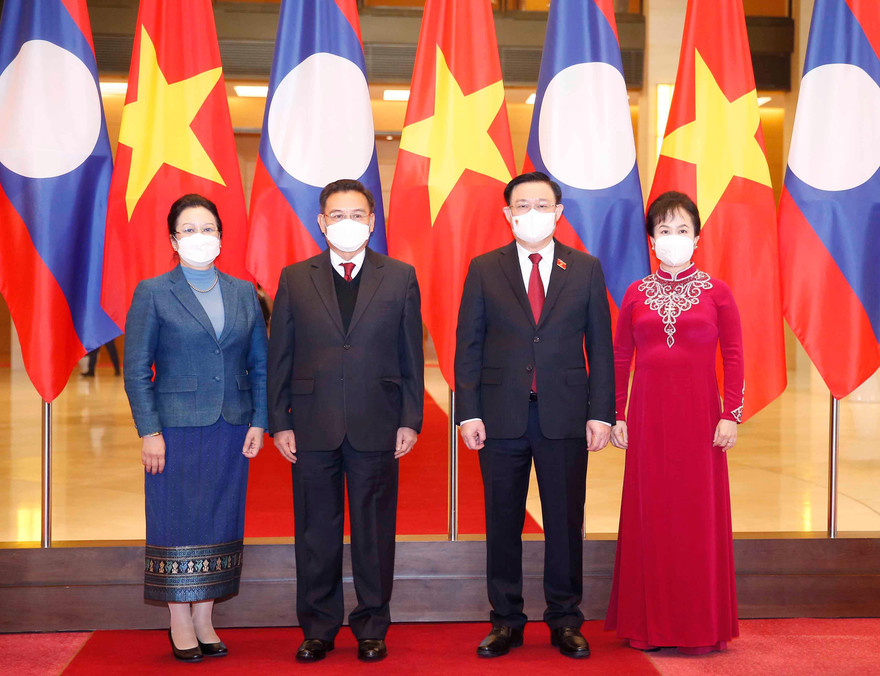 Chủ tịch Quốc hội Vương Đình Huệ và Phu nhân chủ trì lễ đón chính thức Chủ tịch Quốc hội Lào cùng Phu nhân và Đoàn