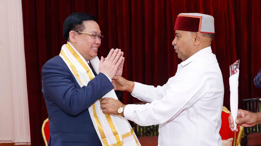 Chủ tịch Quốc hội Vương Đình Huệ và Thống đốc Bang Karnataka, Ấn Độ 