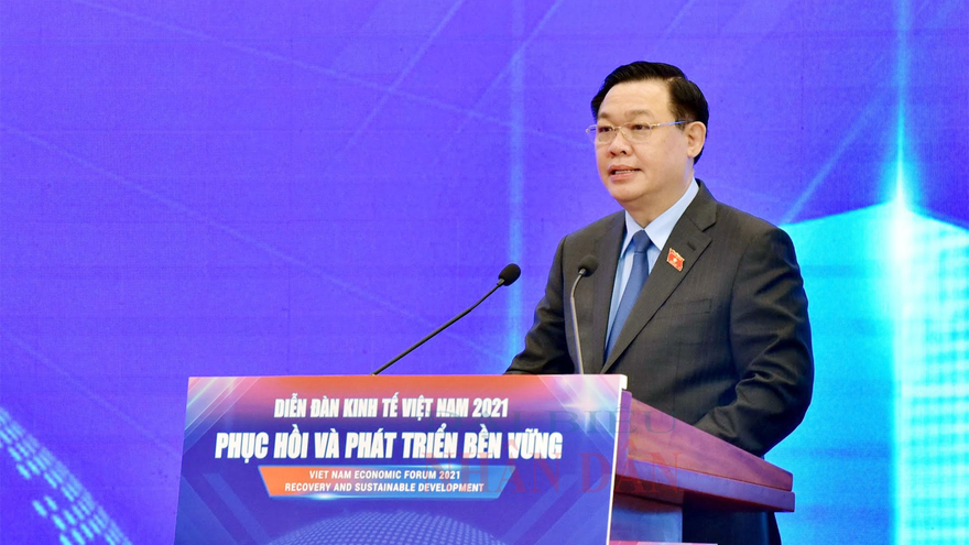 Chủ tịch Quốc hội Vương Đình Huệ phát biểu khai mạc diễn đàn. 