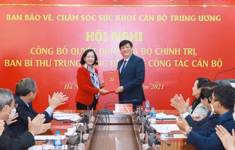 Trưởng Ban Tổ chức Trung ương Trương Thị Mai trao Quyết định cho ông Nguyễn Thanh Long, Bộ trưởng Bộ Y tế kiêm giữ chức Trưởng Ban Bảo vệ, chăm sóc sức khoẻ cán bộ Trung ương.
