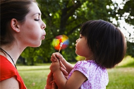 Con gái hắn khá giống anh nó, mỗi khi vợ hắn 1 mình bế con gái ra ngoài thì ai cũng tưởng vợ hắn cưới 1 lão xấu như khỉ nhưng giàu, và có lẽ con giống hệt bố! (Ảnh minh họa).