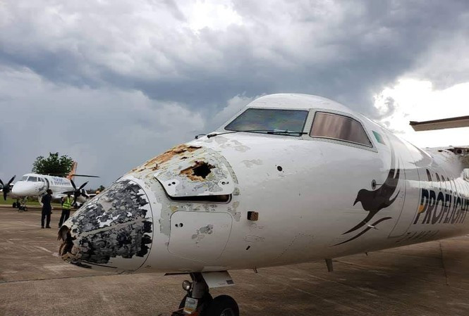 Bị sét đánh nát đầu, chiếc máy bay vẫn hạ cánh an toàn là điều kỳ diệu.