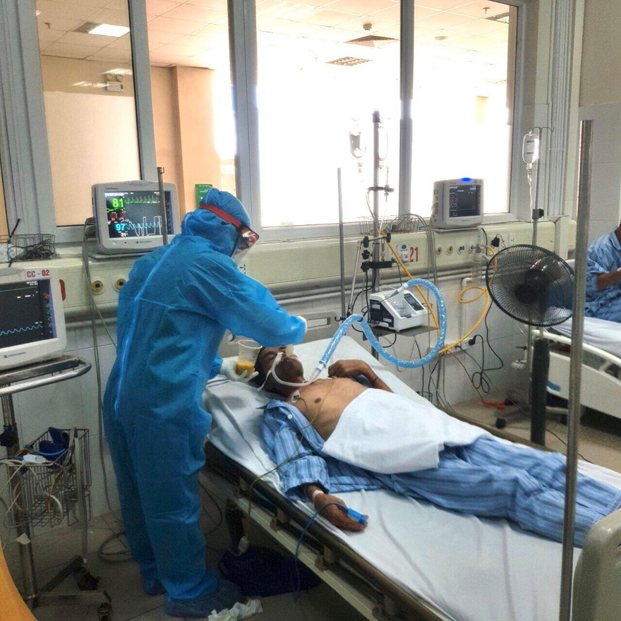 Điều trị cho bệnh nhân mắc COVID-19 tại BV Bệnh Nhiệt đới TƯ. Ảnh: BS Thanh Đặng