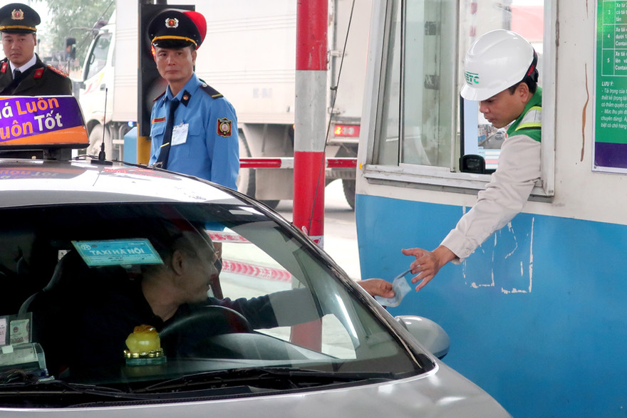 Nếu dự án hợp tác công - tư nhà đầu tư thu phí vượt dự toán từ 125% trở lên, phần vượt thu sẽ phải chia sẻ lại nhà nước 50%, nếu hụt thu sẽ được nhà nước chia sẻ lại. Ảnh thu phí dự án BOT giao thông.