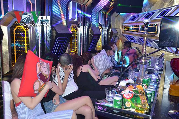 Nhiều nam nữ thanh niên sử dụng ma tuý trong quán karaoke bị lực lượng chức năng phát hiện. Ảnh: Internet