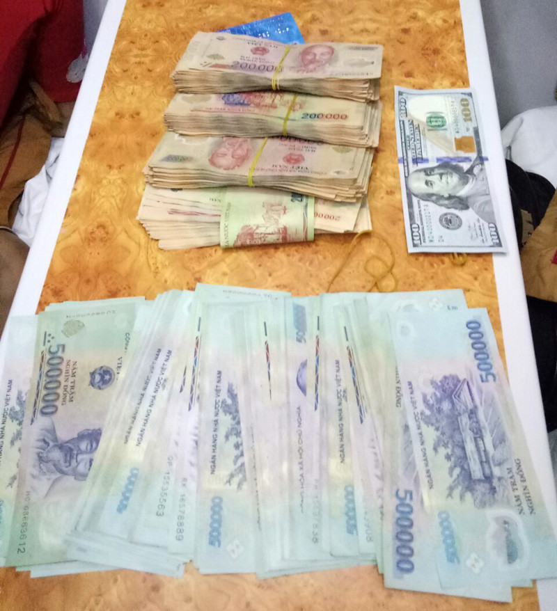 Số tiền mặt trong hành lý khách hàng bỏ quên trên tàu lên gần 120 triệu đồng.