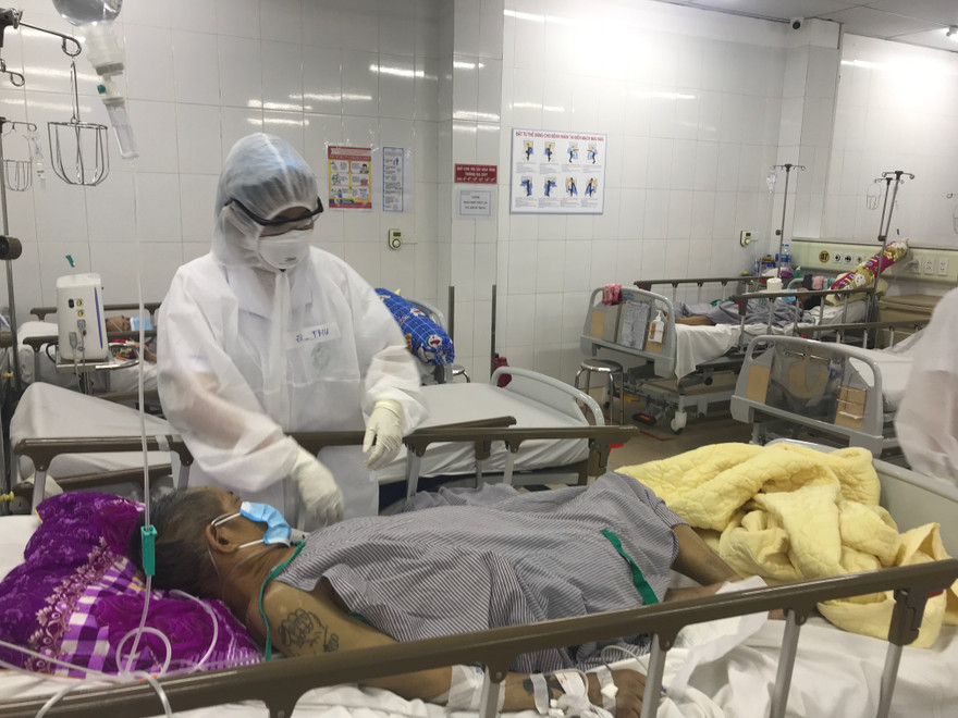 Điều trị cho bệnh nhân nặng tại BV Bạch Mai. Ảnh: Bệnh viện cung cấp