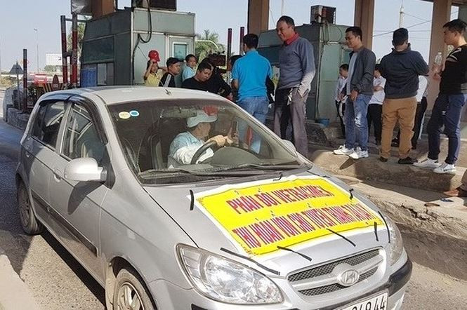 Những ngày qua, tài xế tập trung phản đối trạm thu phí BOT Bắc Thăng Long - Nội Bài (Hà Nội) do cho rằng trạm này đặt sai vị trí, khiến trạm phải dừng thu phí trở lại.