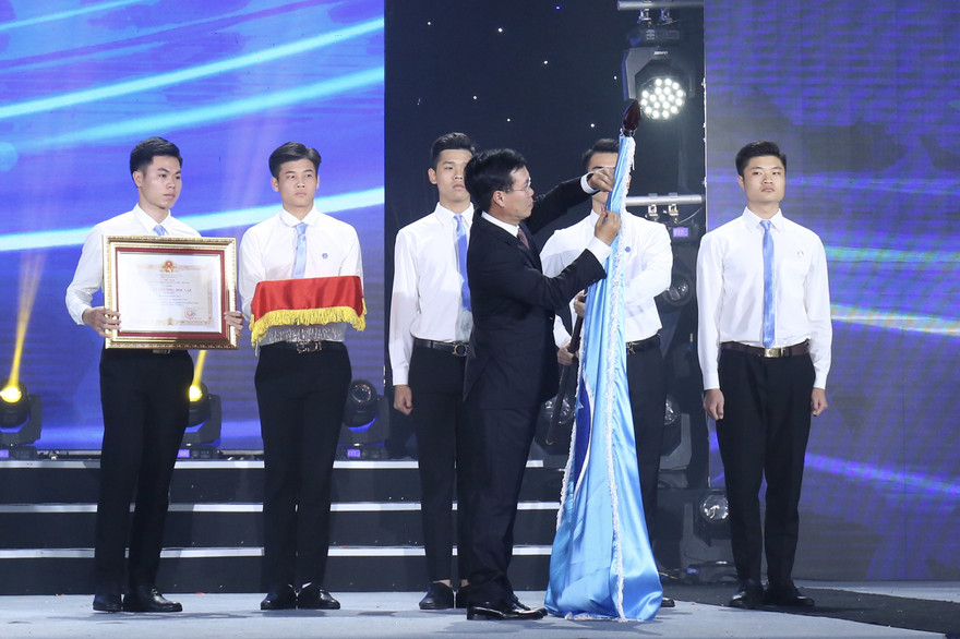 Uỷ viên Bộ Chính trị, Bí thư T.Ư Đảng, Trưởng ban Tuyên giáo T.Ư Võ Văn Thưởng trao tặng Huân chương Độc lập hạng Nhất cho Hội Sinh viên Việt Nam. Ảnh; Bảo Anh