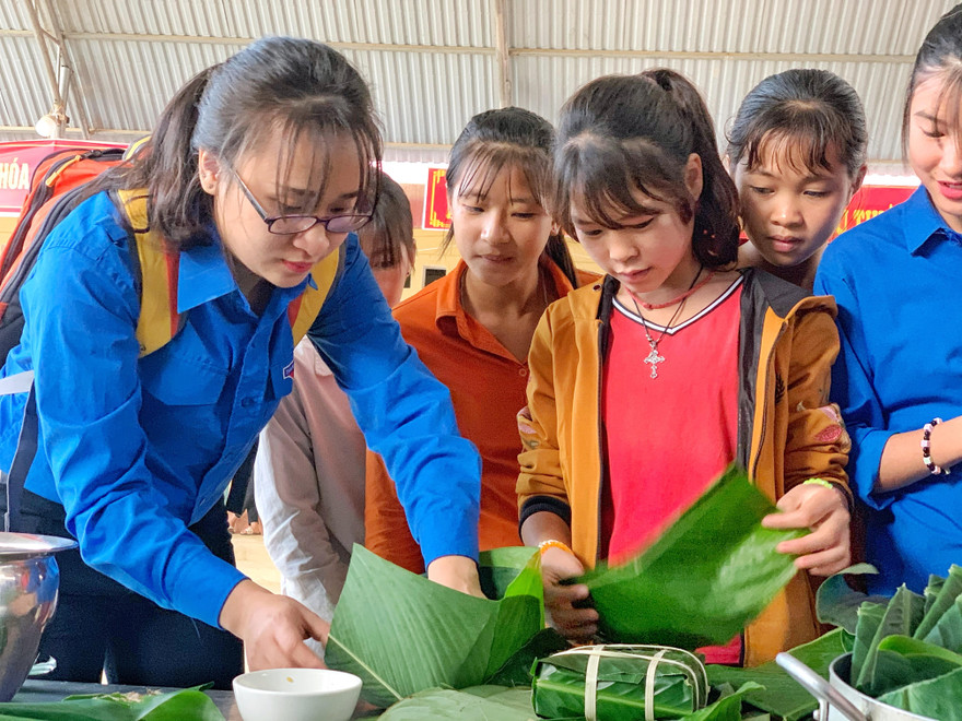 Các tình nguyện viên gói "Bánh chưng yêu thương" tặng thanh thiếu nhi có hoàn cảnh khó khăn, gia đình chính sách huyện Mường Khương, tỉnh Lào Cai.