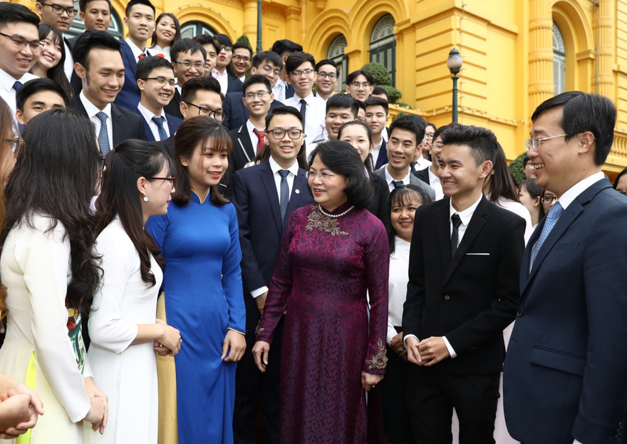 Phó Chủ tịch nước Đặng Thị Ngọc Thịnh trò chuyện với các sinh viên xuất sắc đạt danh hiệu "Sinh viên 5 tốt" giải thưởng "Sao Tháng Giêng" cấp T.Ư, năm 2019. Ảnh: Văn Điệp
