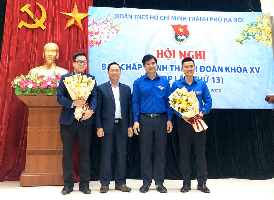 Các đại biểu tặng hoa chúc mừng hai tân Phó Bí thư Thành Đoàn Hà Nội, gồm: anh Trần Quang Hưng (bên trái) và anh Lý Duy Xuân (bên phải). 