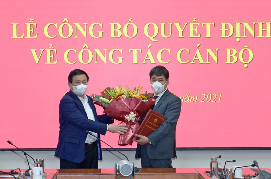 GS.TS Nguyễn Xuân Thắng, Ủy viên Bộ Chính trị, Giám đốc Học viện Chính trị quốc gia Hồ Chí Minh, Chủ tịch Hội đồng Lý luận Trung ương trao quyết định và chúc mừng đồng chí Đậu Tuấn Nam. 