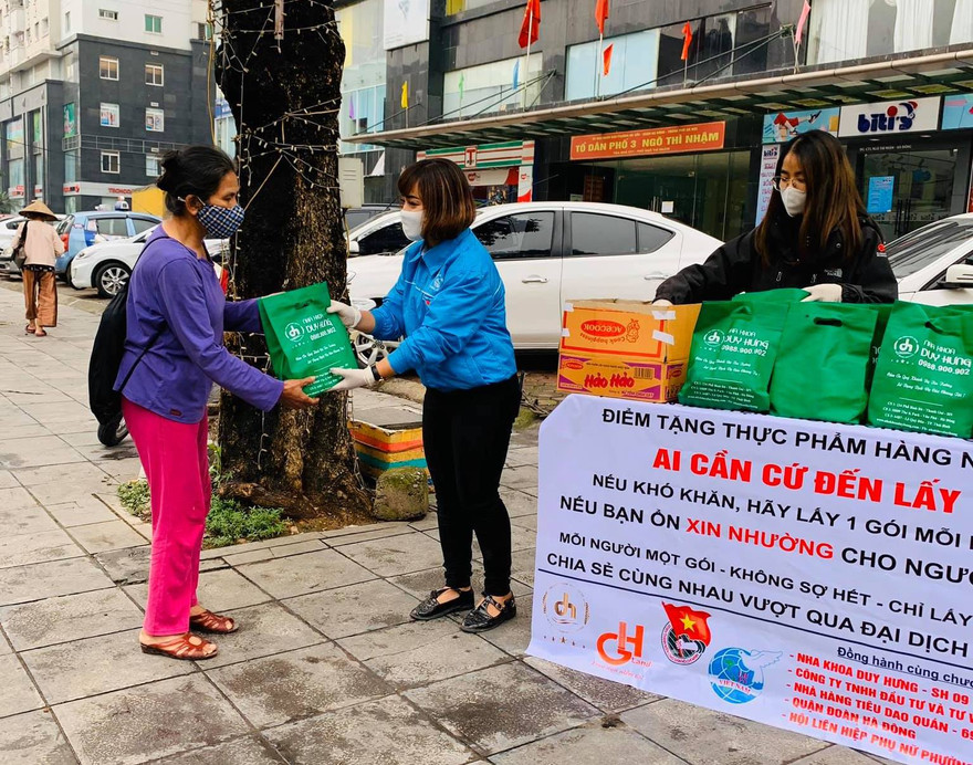 Những món quà được tuổi trẻ Thủ đô trao tận tay cho người dân