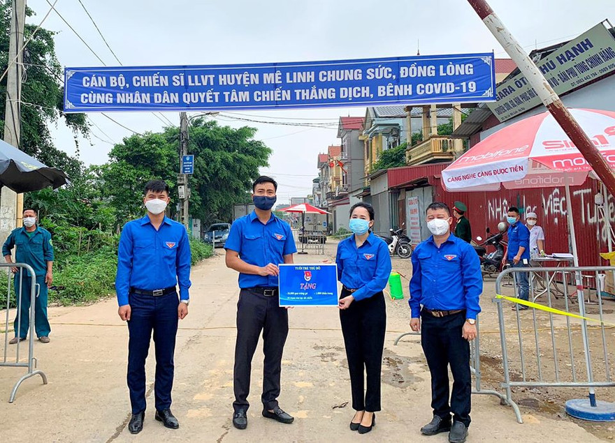 Anh Nguyễn Đức Tiến, hó Bí thư Thành Đoàn, Chủ tịch Hội LHTN TP Hà Nội trao tặng 10.000 quả trứng gà, 1.000 khẩu trang và 4 trạm rửa tay dã chiến đến nhân dân trong khu cách ly, thông qua Huyện Đoàn Mê Linh.