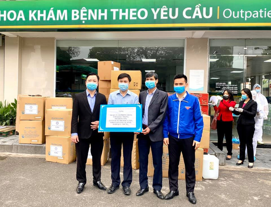 Thành Đoàn Hà Nội đã trao tặng 300 bộ quần áo bảo hộ, 500 khẩu trang N95, 20.000 quả trứng gà, 300 bịch khăn cồn sát khuẩn, 20 lít dung dịch rửa tay khô với tổng trị giá 134 triệu đồng tới Bệnh viện Bạch Mai.