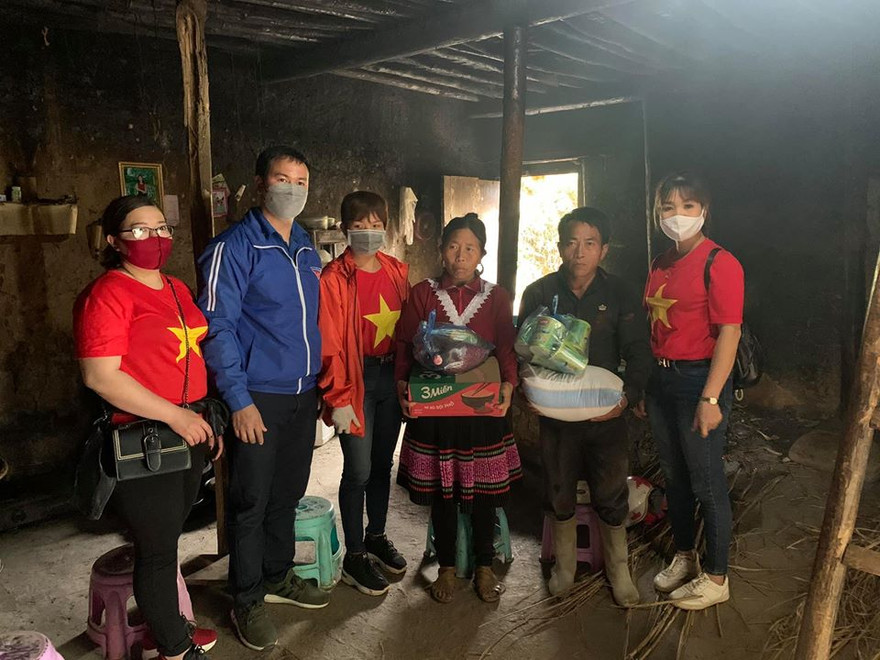 Những món quà thiết yếu được các bạn trẻ mang đến tận tay cho đồng bào dân tộc ở Xín Mần, Hà GIang trong mùa dịch COVID -19