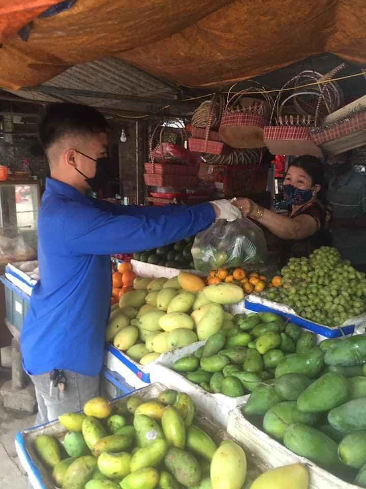 "Đội shipper áo xanh" đi chợ mua đồ giúp người dân. 