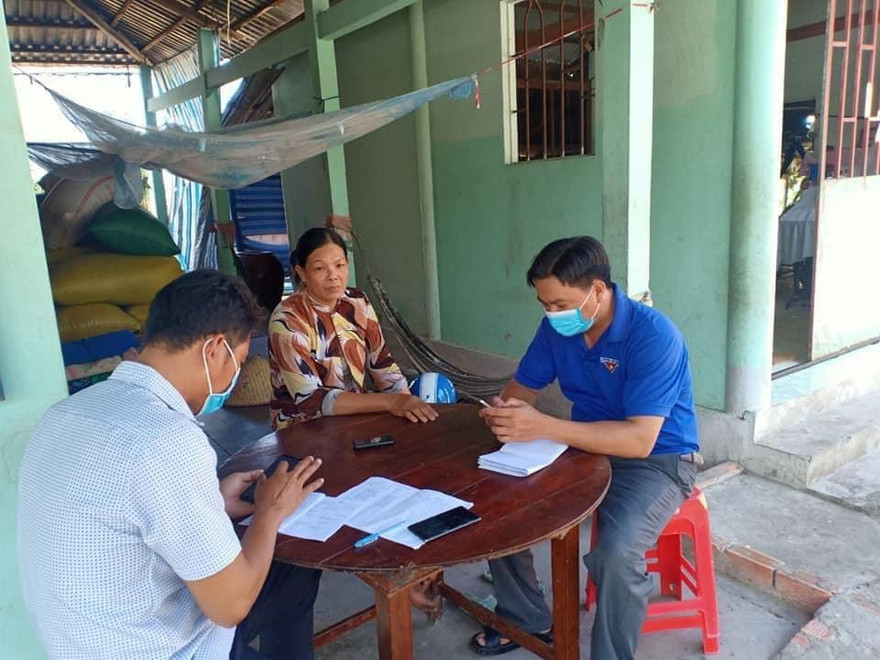 ĐVTN tỉnh Hậu Giang đến từng nhà dân hỗ trợ khai báo y tế