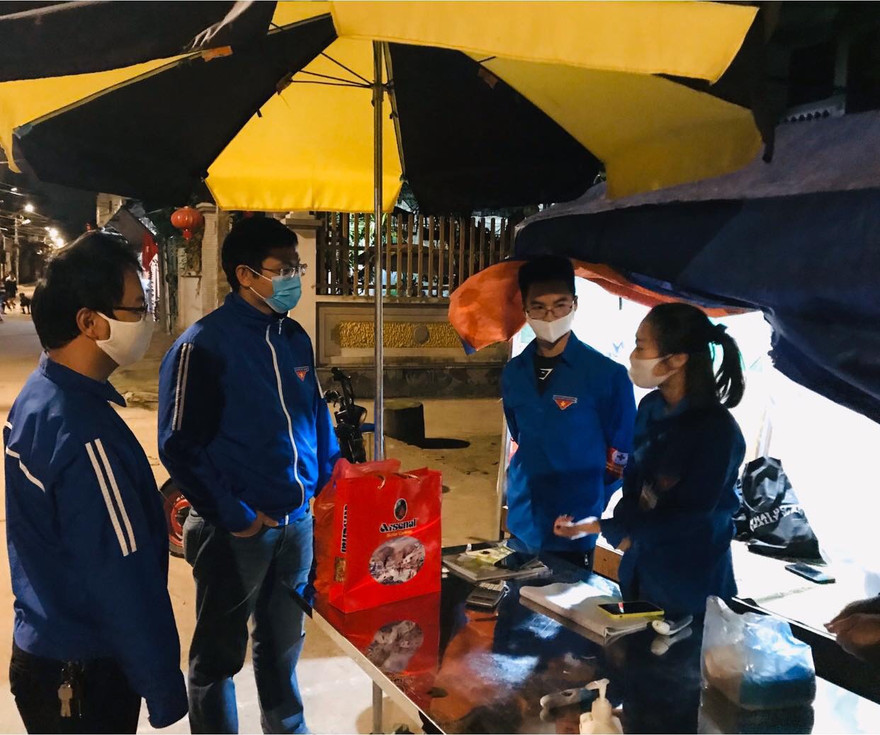 Các bạn trẻ tình nguyện tham gia hỗ trợ lực lượng chức năng trực xuyên đêm tại các điểm nơi cửa ngõ Thủ đô phòng chống dịch COVID -19.