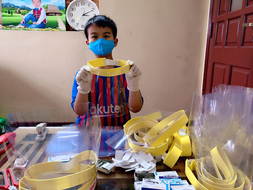 Em Nguyễn Ngọc Đức, lớp 3A2 (trường Tiểu học Bồ Đề, quận Long Biên, Hà Nội) đã dùng 5 triệu đồng tiền mừng tuổi mua vật liệu về làm các tấm chắn giọt bắn mang đi tặng