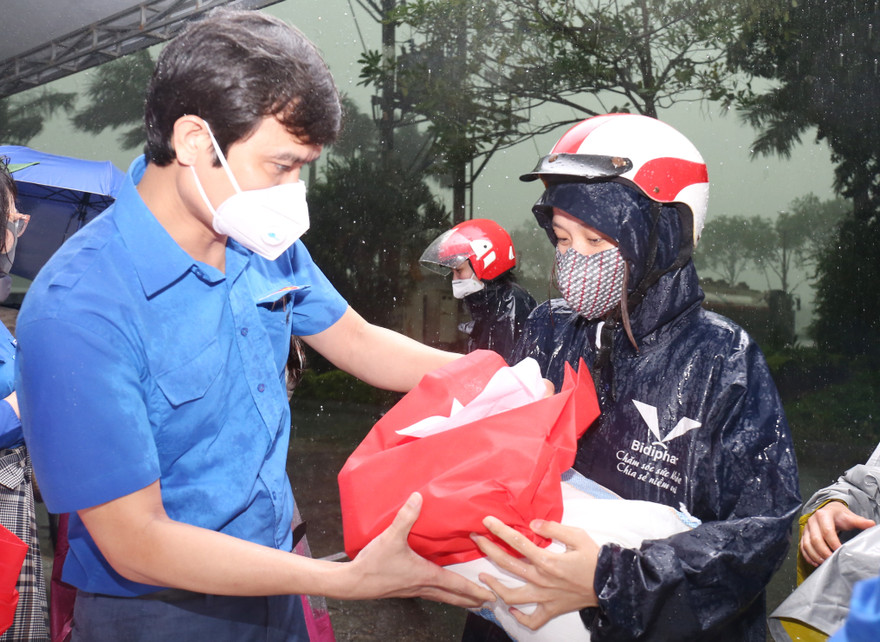 Anh Bùi Quang Huy, Bí thư TƯ Đoàn, Chủ tịch Hội Sinh viên Việt Nam đã trao 700 suất nhu yếu phẩm gồm gạo, nước mắm và mì tôm cho thanh niên công nhân tại khu Công nghiệp Nội Bài (xã Quang Tiến, huyện Sóc Sơn, Hà Nội). Ảnh: Bảo Anh