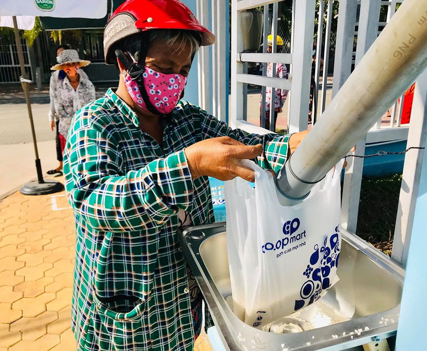 Người nghèo khó nhận gạo hỗ trợ từ ATM gạo do Tỉnh Đoàn Bình Thuận phối hợp với các đơn vị liên quan tổ chức