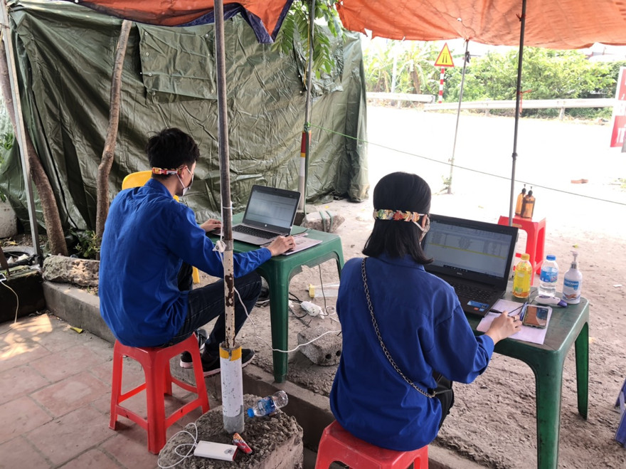 Các bạn tình nguyện viên Đoàn xã Hà Hồi, Thường Tín, Hà Nội dùng "tai giả" để đeo khẩu trang nhằm giảm tình trạng bị đau tai khi phải dùng khẩu trang cả ngày.