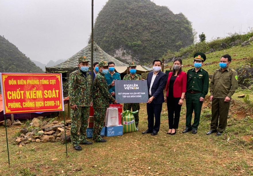 Ông Bế Minh Đức, Tỉnh ủy viên, Phó trưởng đoàn đại biểu Quốc hội tỉnh Cao Bằng trao tặng quà cho chốt 708, đồn biên phòng Tổng Cọt, huyện Hà Quảng.