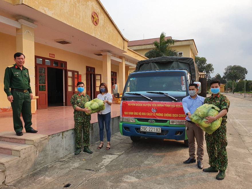 Chị Lương Thị Thu Hương, Bí thư Huyện Đoàn Yên Minh (tỉnh Hà Giang) tặng 1 tấn rau bắp tặng Trường sĩ quan Lục quân I và Trung đoàn Pháo binh 58 (Sư đoàn 308, Quân khu I).
