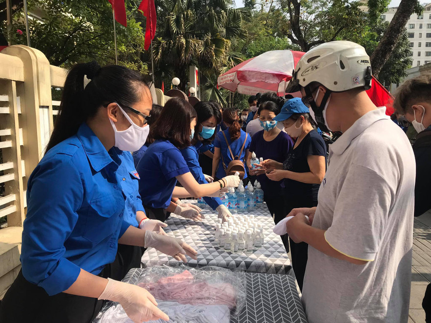 Bạn trẻ Thủ đô phát khẩu trang, nước rửa tay sát khuẩn cho người dân phòng dịch COVID -19