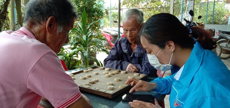 DDVTN đến từng nhà hỗ trợ người dân khai báo y tế