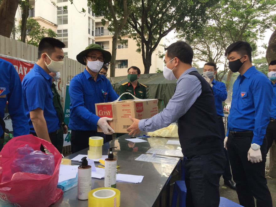 Đội hình thực hiện nhiệm vụ hỗ trợ lực lượng chức năng kiểm soát tình hình an ninh tại các chốt trực và hỗ trợ tiếp nhận, vận chuyển đồ dùng thiết yếu giúp người đang trong diện cách ly tại các khu cách ly trên địa bàn Thành phố.