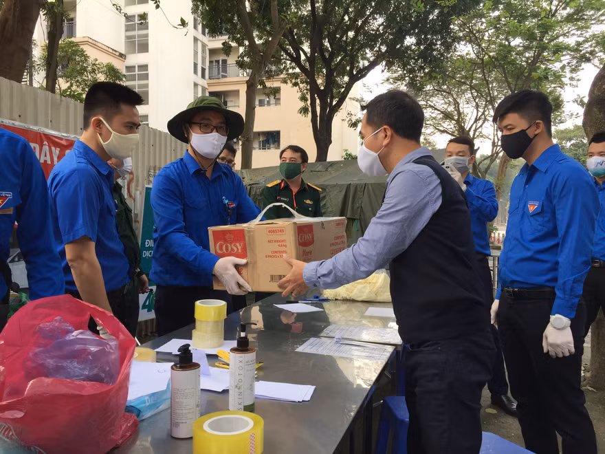 Đội hình thực hiện nhiệm vụ hỗ trợ lực lượng chức năng kiểm soát tình hình an ninh tại các chốt trực và hỗ trợ tiếp nhận, vận chuyển đồ dùng thiết yếu giúp người đang trong diện cách ly tại các khu cách ly trên địa bàn Thành phố.