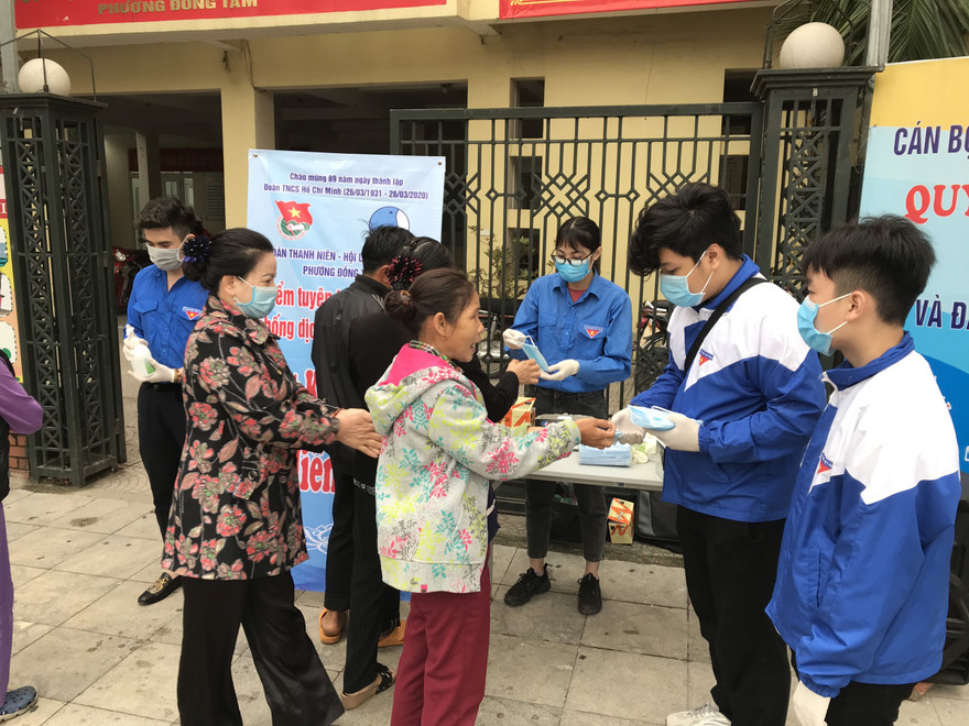 Các tình nguyện viên phát khẩu trang, nước sát khuẩn cho nhân dân Thủ đô