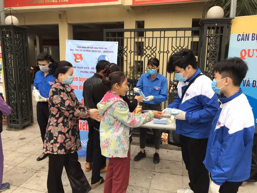 Các tình nguyện viên phát khẩu trang, nước sát khuẩn cho nhân dân Thủ đô
