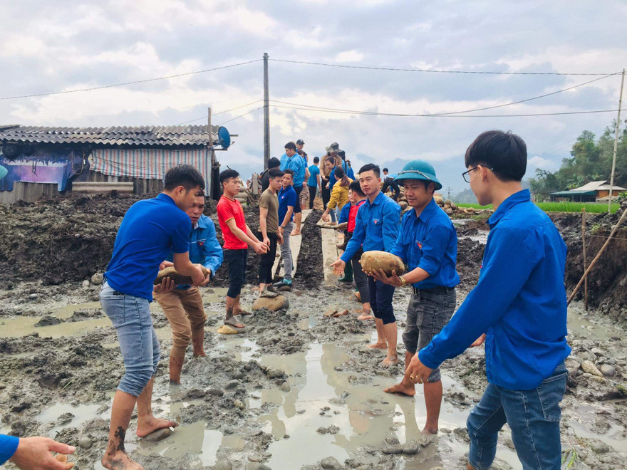 ĐVTN thị xã Nghĩa Lộ xây nhà nhà nhân ái cho người dân tại xã Nghĩa Phúc. 