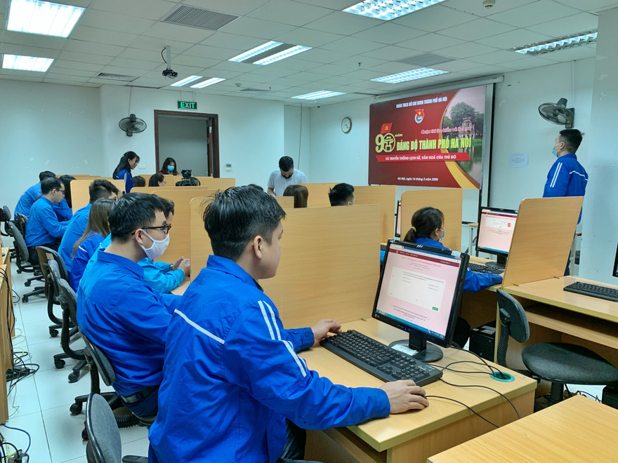 Những thí sinh đầu tiên tham gia thi trực tuyến tuần 1 tìm hiểu lịch sử 90 năm Đảng bộ Thành phố và truyền thống lịch sử, văn hóa của Thủ đô Hà Nội.