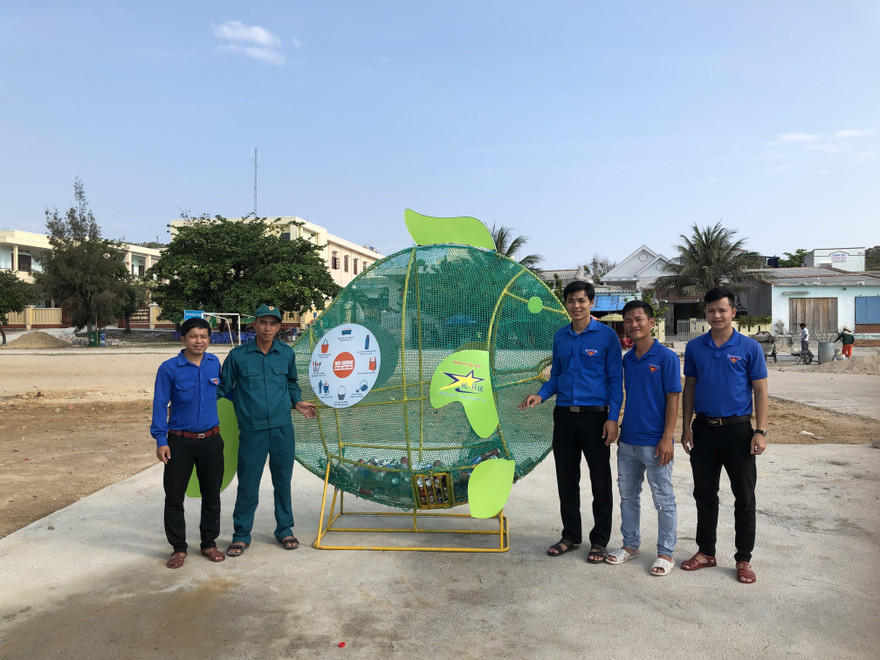 Ra mắt mô hình “Cá ăn rác” nhằm thu gom rác thải nhựa, hạn chế vứt xuống biển, tại lễ ra quân "Tháng ba biên giới"