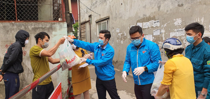 Đội Thanh niên xung kích cùng với Hội phụ nữ và các tổ chức mang nhu yếu phẩm trao tận tay cho người dân ở ngõ 165 Cầu Giấy. 