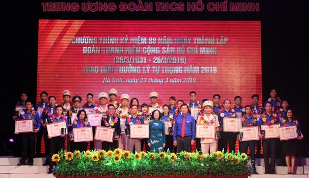 Các cán bộ Đoàn xuất sắc nhận giải thưởng Lý Tự Trọng năm 2019. 