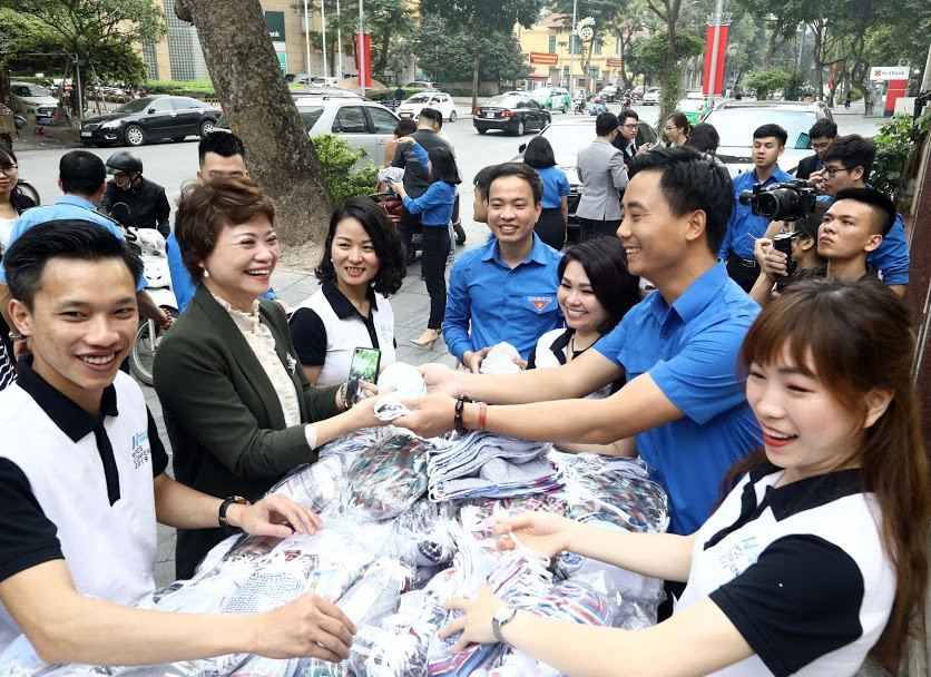 Thành Đoàn Hà Nội và Công ty Manulife trao tặng khẩu trang đến ĐVTN Thủ đô Hà Nội