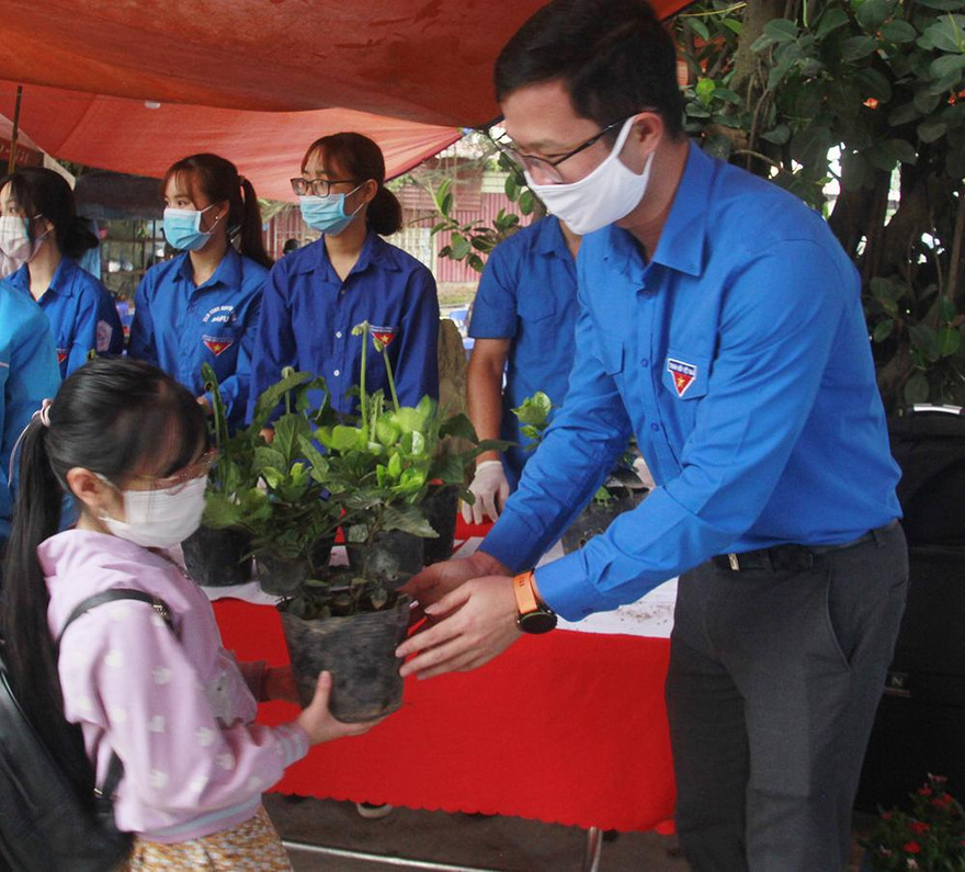 Đổi rác thải tái chế lấy cây xanh