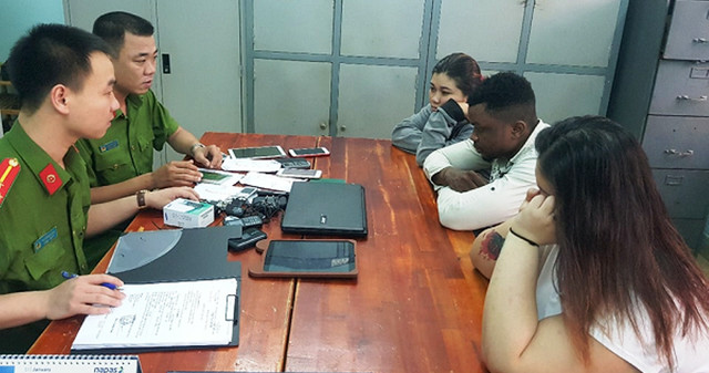 Các đối tượng bị Công an Hà Tĩnh tạm giữ hồi tháng 1 vừa qua vì hành vi lừa đảo gửi tiền để nhận hàng từ nước ngoài gửi về.