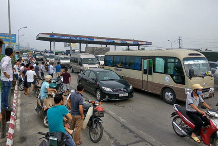 Người dân trả tiền lẻ qua trạm thu phí BOT QL5 hồi tháng 9 năm 2017.