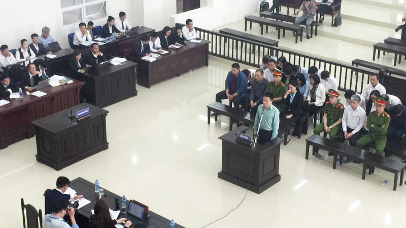 Bị cáo Hà Văn Thắm trong phiên tòa sáng nay (18/4)