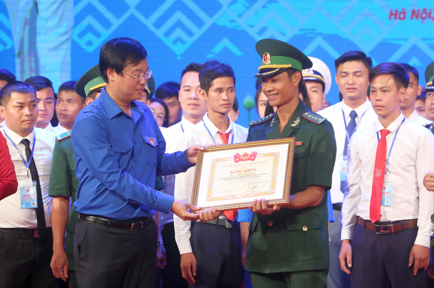 Anh Lê Quốc Phong, Ủy viên dự khuyết BCH T.Ư Đảng, Bí thư thứ nhất T.Ư Đoàn, Chủ tịch T.Ư Hội LHTN Việt Nam trao Bằng khen cho Bí thư Chi đoàn tiêu biểu. Ảnh: Bảo Anh