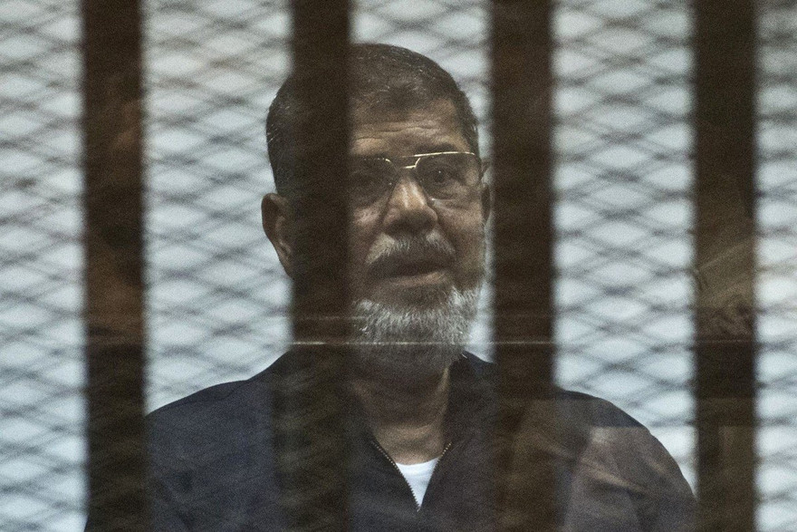 Cựu tổng thống Ai Cập Mohammed Mursi xuất hiện tại tòa ngày 17/6 trước khi đột quị và ra đi vĩnh viễn.
