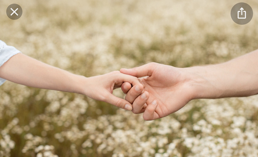 Đôi khi chỉ một cái nắm tay của bạn làm cho cô ấy thấy rằng bạn quan tâm tới cô ấy và cô ấy muốn bạn.